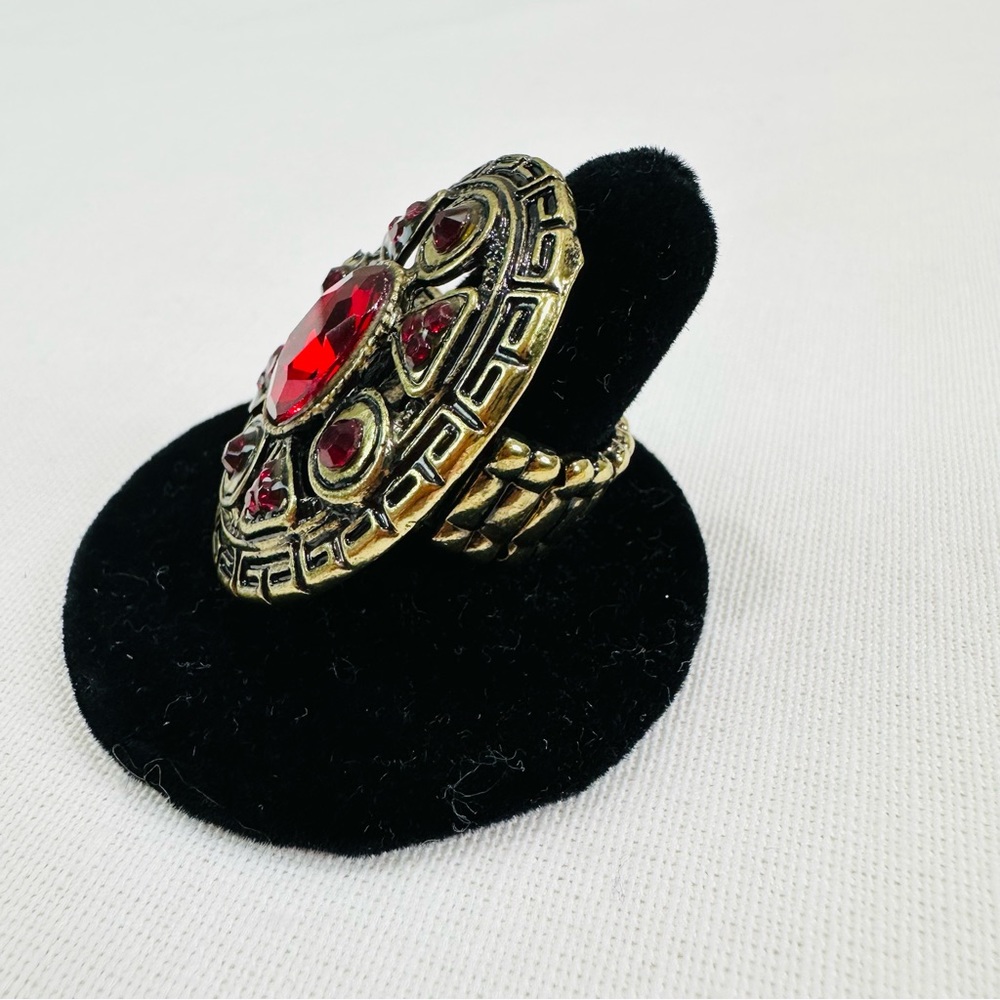 ๐ STRETCH RING RED JEWEL CENTER ACCENTED STONES IN GOLD TONE NWOT FASHION GLAM - Picture 2 of 7